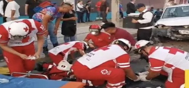 Conductor choca y atropella a dos trabajadores de restaurante en Monterrey
