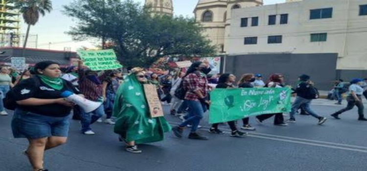 Marchan a favor del aborto en calles de Monterrey