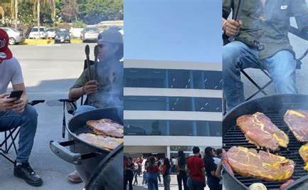 Estudiantes hacen carnita asada en estacionamiento de universidad en Monterrey
