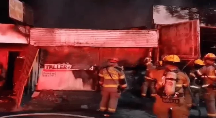 Cortocircuito causa incendio en taller mecánico de Monterrey
