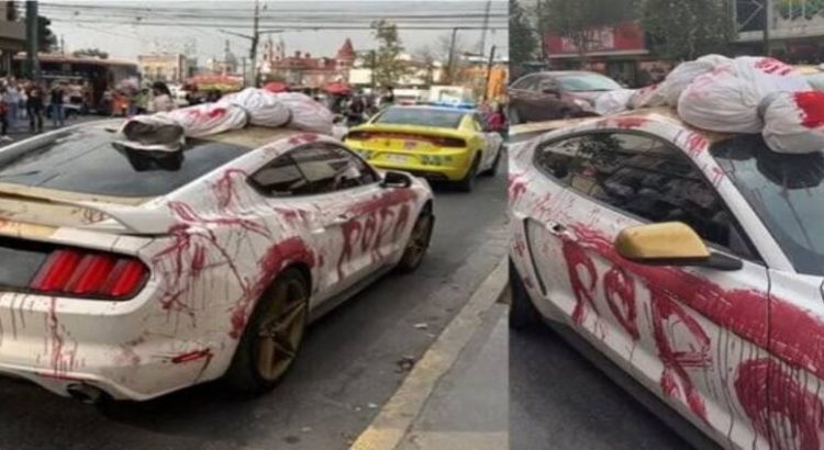 Captan auto deportivo decorado con cuerpo falso por Halloween en Monterrey