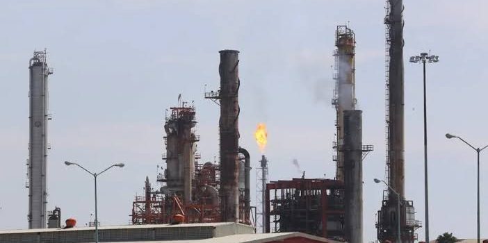 Fuga de gas provoca movilización en la refinería de Pemex en Cadereyta, Nuevo León