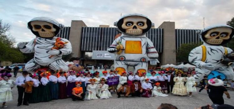 Monterrey celebra el Día de Muertos con desfile y actividades culturales
