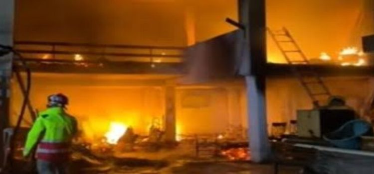 Altar de muertos causa gran incendio en una casa en Monterrey