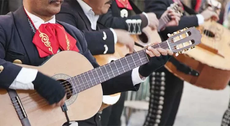 Le llevó serenata a su amante