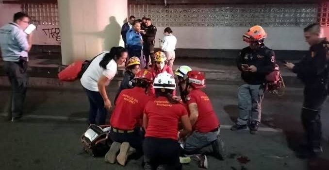 Muere hombre que se lanzó con su hijo en estación de metro en Monterrey