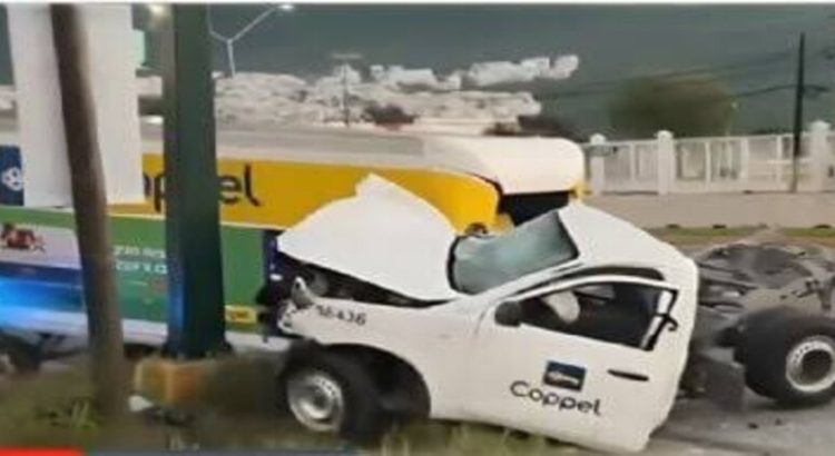 Conductor pierde el control y se impacta contra poste en Monterrey