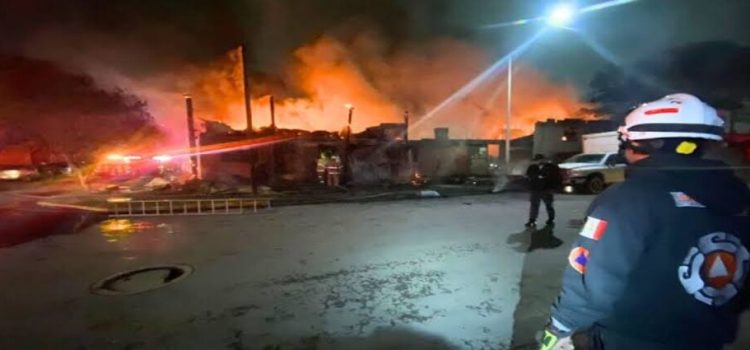 Un incendio consumió una bodega de carbón en Monterrey