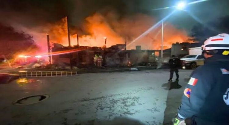 Un incendio consumió una bodega de carbón en Monterrey