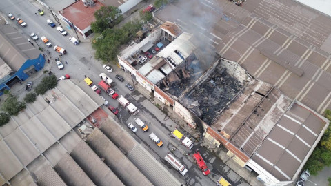 Incendio consume bodegas en Monterrey