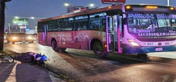 Motociclista sobrevive tras chocar contra camión urbano en Monterrey