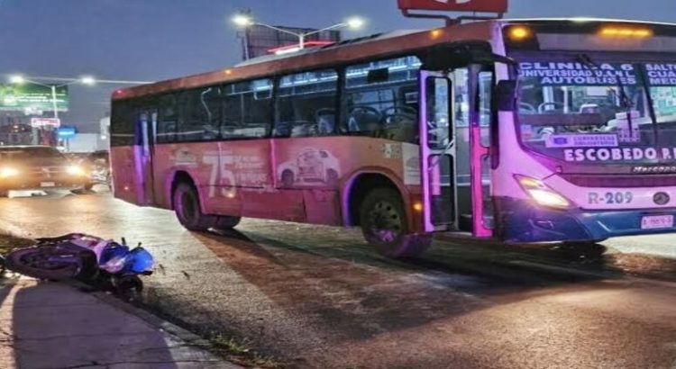 Motociclista sobrevive tras chocar contra camión urbano en Monterrey