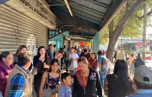 Compras navideñas desatan caos en el centro de Monterrey