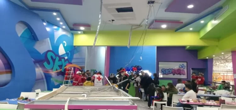 Cae techo de tablaroca en salón de fiestas infantiles en Monterrey