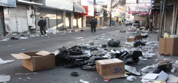 Centro de Monterrey, lleno de basura tras las compras navideñas