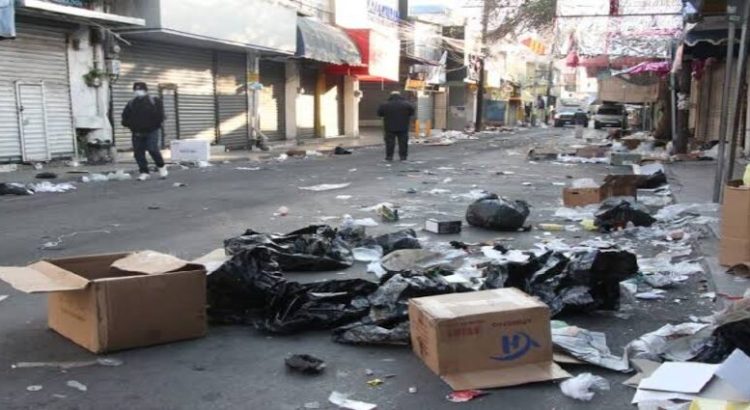 Centro de Monterrey, lleno de basura tras las compras navideñas