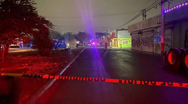 Catean 15 viviendas en Monterrey y detienen a 40 personas