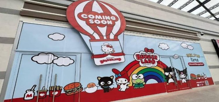 Mujer de Monterrey visita Hello Kitty Burgerland y sale decepcionada
