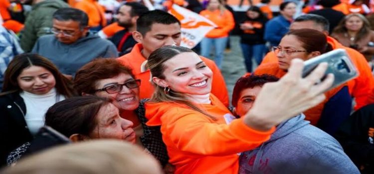 Mariana Rodríguez sigue encabezando encuestas para alcaldía de Monterrey