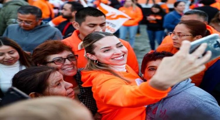 Mariana Rodríguez sigue encabezando encuestas para alcaldía de Monterrey