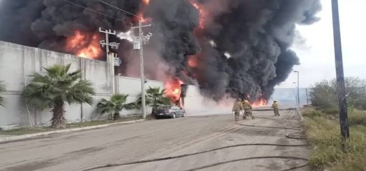 Se registra fuerte incendio en fábrica en límites de Monterrey