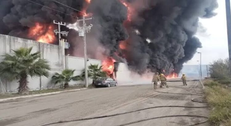 Se registra fuerte incendio en fábrica en límites de Monterrey