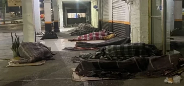 Migrantes rechazan albergues y pasan noche gélida en calles de Monterrey