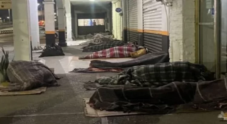 Migrantes rechazan albergues y pasan noche gélida en calles de Monterrey