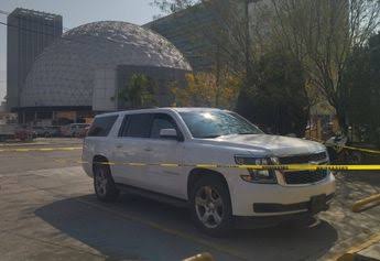 Aseguran camioneta Suburban con placas colgadas y detienen a conductor en Monterrey