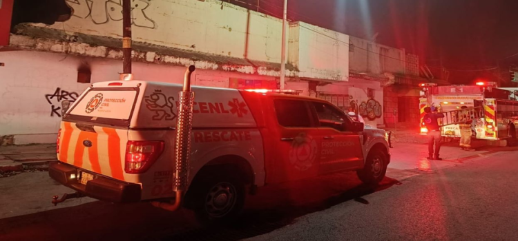 Se incendia local abandonado en el centro de Monterrey