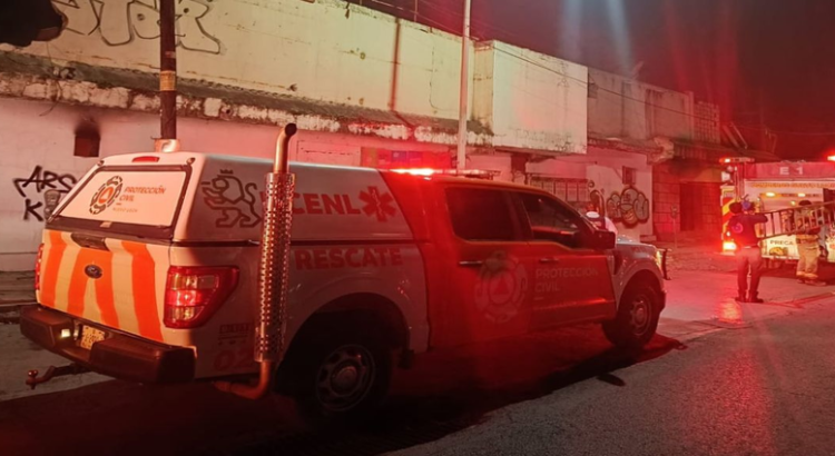 Se incendia local abandonado en el centro de Monterrey