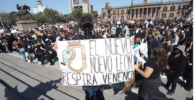 Protestan en Monterrey para exigir el cierre de refinería de Pemex