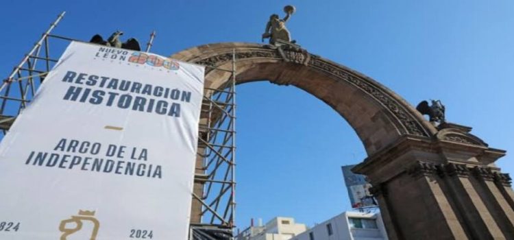 Samuel García da banderazo a restauración del Arco de la Independencia