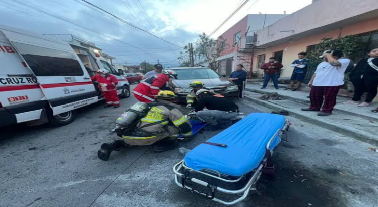 En Monterrey, adulto mayor sufre quemaduras en 80% de su cuerpo tras incendio de su auto
