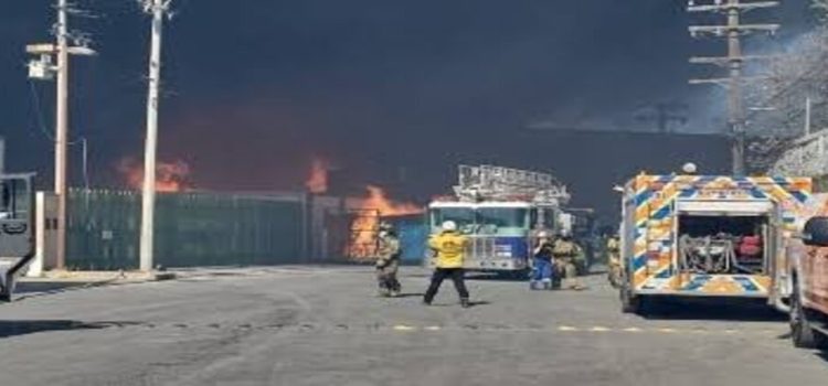Incendio lleva más de 18 horas en bodegas de Monterrey