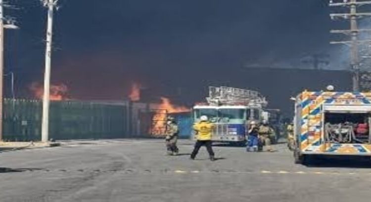 Incendio lleva más de 18 horas en bodegas de Monterrey