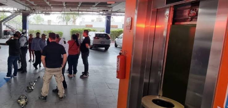 Rescatan a 9 personas de elevador en Monterrey