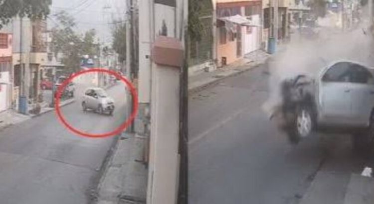 Jóvenes derrapan y estrellan su auto contra casa en Monterrey