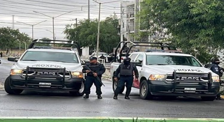 Localizan drogas y armas en departamentos cateados en Monterrey