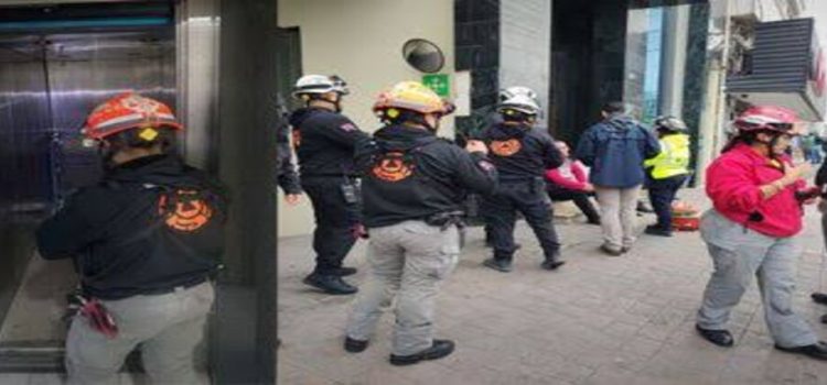Cae elevador de una funeraria en el Centro de Monterrey