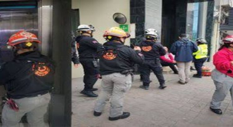 Cae elevador de una funeraria en el Centro de Monterrey