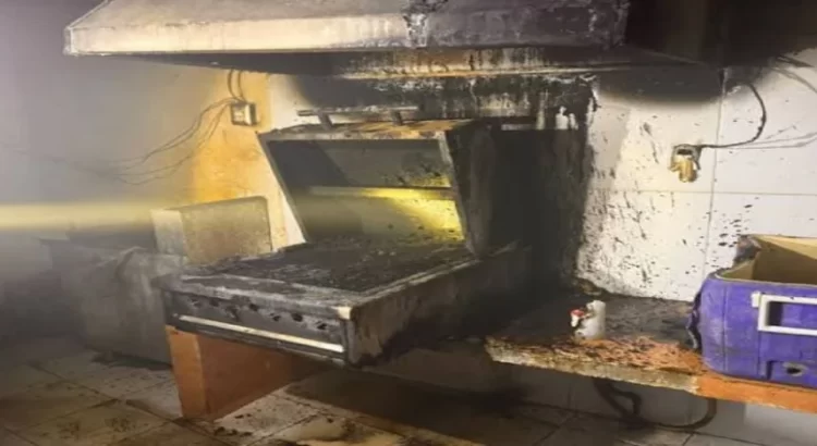 Mesera incendia por accidente negocio de alitas en centro de Monterrey