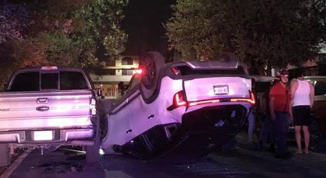 Ebrio choca con tres autos y vuelca su camioneta en Monterrey