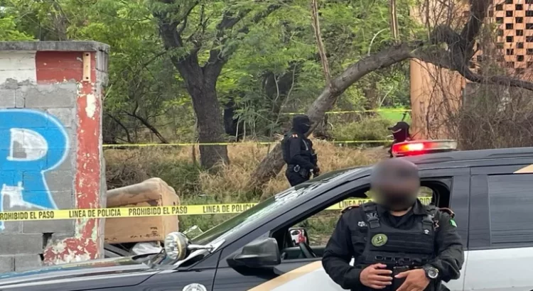 Localizan cuerpo sin vida en lote baldío en Monterrey