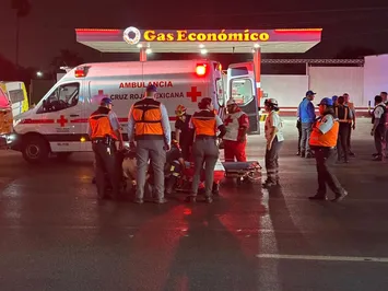 Conductora huye de antialcohólica y termina atropellando a policía en Monterrey
