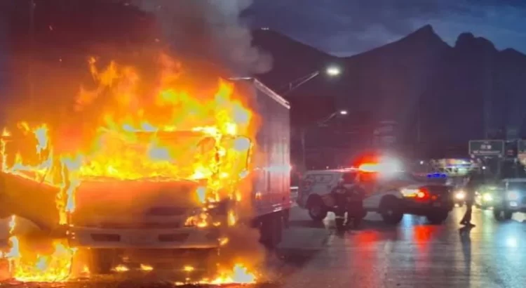 Camión de carga se incendia en avenida Revolución en Monterrey