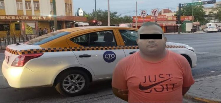 Policías de Monterrey detienen a taxista por participar en asalto