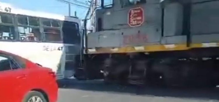 Tren embiste autobús con pasajeros en Nuevo León