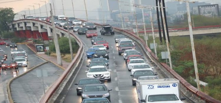 Gobierno de Nuevo León se enreda con propuesta del cobro por uso de automóvil