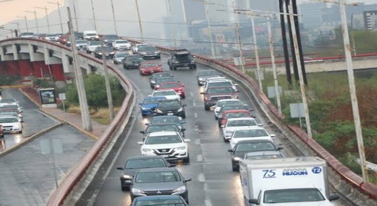 Gobierno de Nuevo León se enreda con propuesta del cobro por uso de automóvil